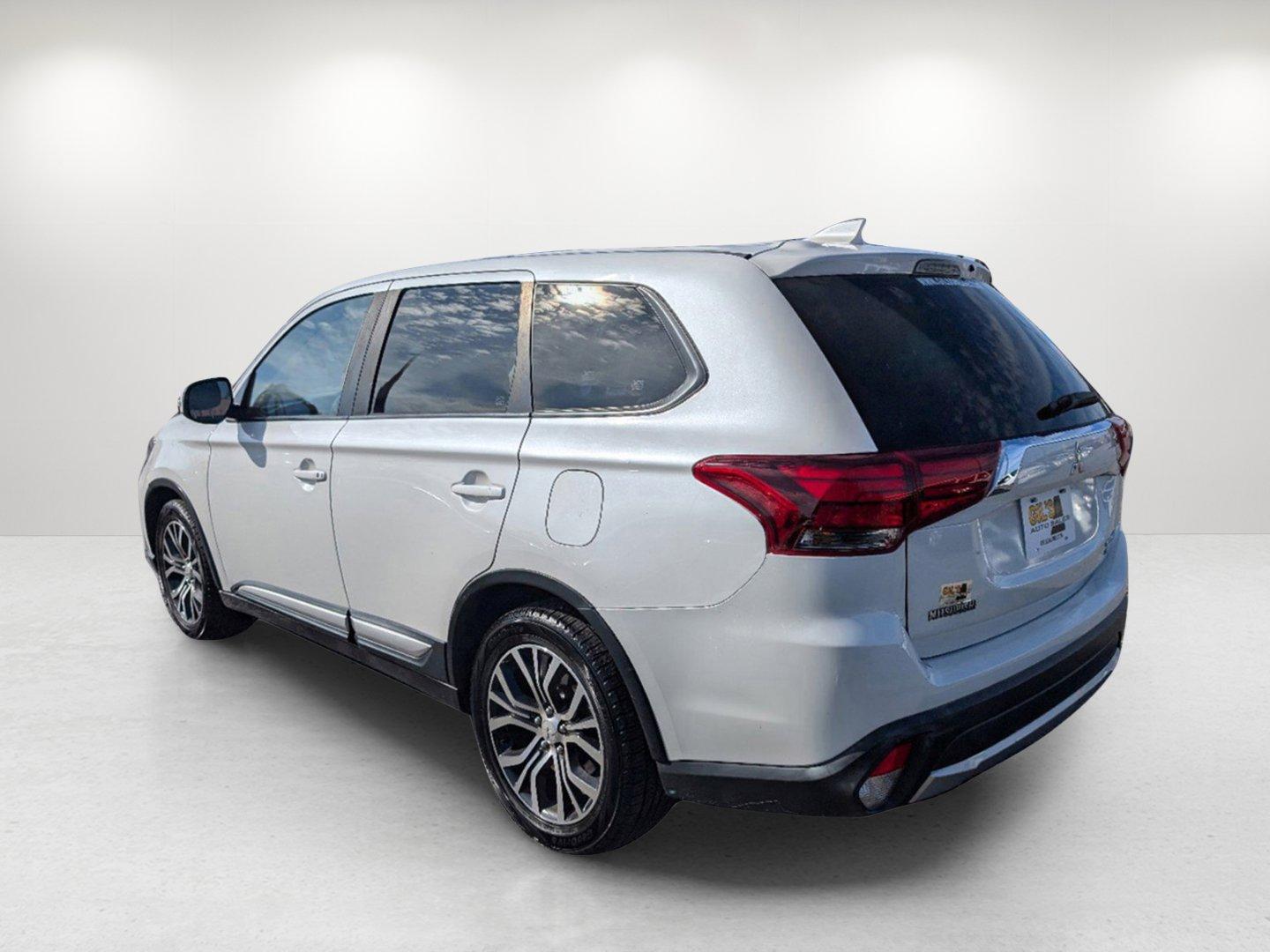 2018 Mitsubishi Outlander SE (JA4AD3A32JZ) with an Regular Unleaded I-4 2.4 L/144 engine, 1-Speed CVT w/OD transmission, located at 1430 Gateway Drive, Opelika, AL, 36801, (334) 239-0944, 32.637871, -85.409790 - 2018 Mitsubishi Outlander SE - Photo#6