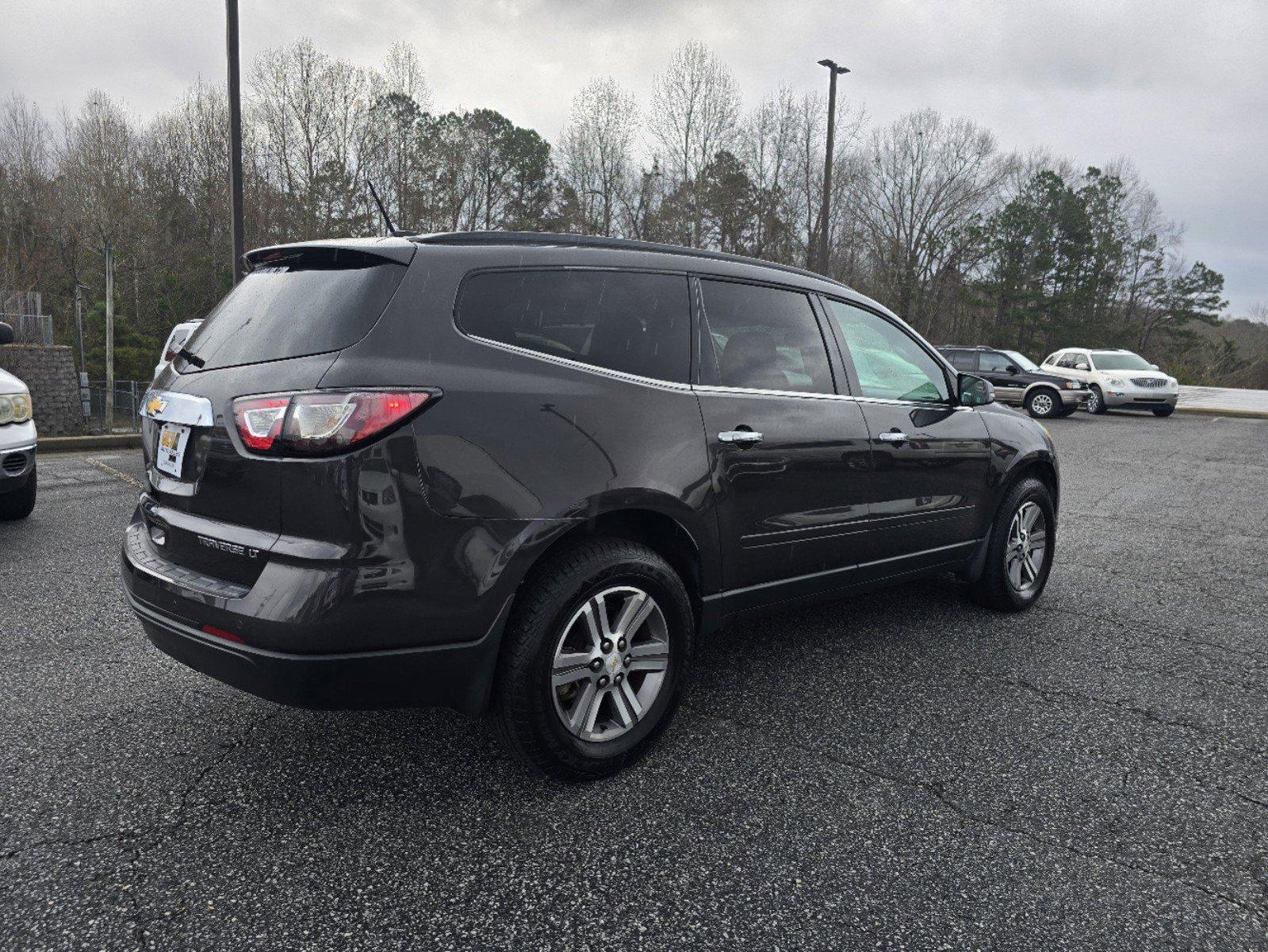 2016 /Ebony Chevrolet Traverse LT (1GNKRHKD3GJ) with an Gas V6 3.6L/217 engine, 6-Speed Automatic transmission, located at 3959 U.S. 80 W, Phenix City, AL, 36870, (334) 297-4885, 32.469296, -85.135185 - 2016 Chevrolet Traverse LT - Photo#5