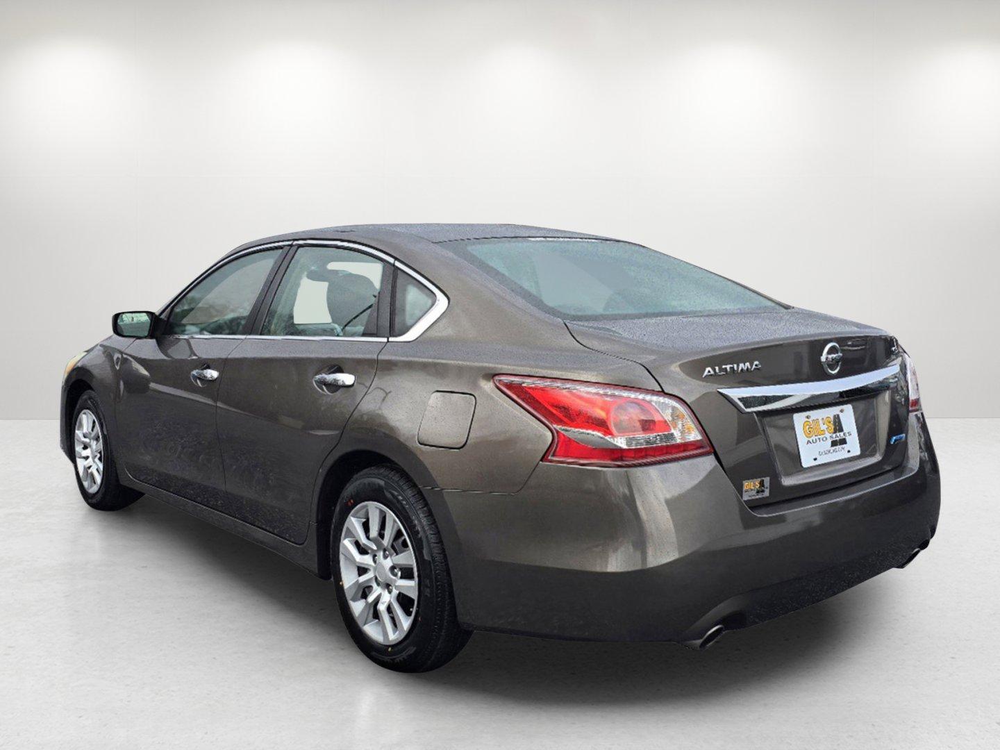 2013 /Charcoal Nissan Altima 2.5 S (1N4AL3AP0DC) with an Gas I4 2.5L/152 engine, 1-Speed Continuously Variable Ratio transmission, located at 1430 Gateway Drive, Opelika, AL, 36801, (334) 239-0944, 32.637871, -85.409790 - 2013 Nissan Altima 2.5 S - Photo#6