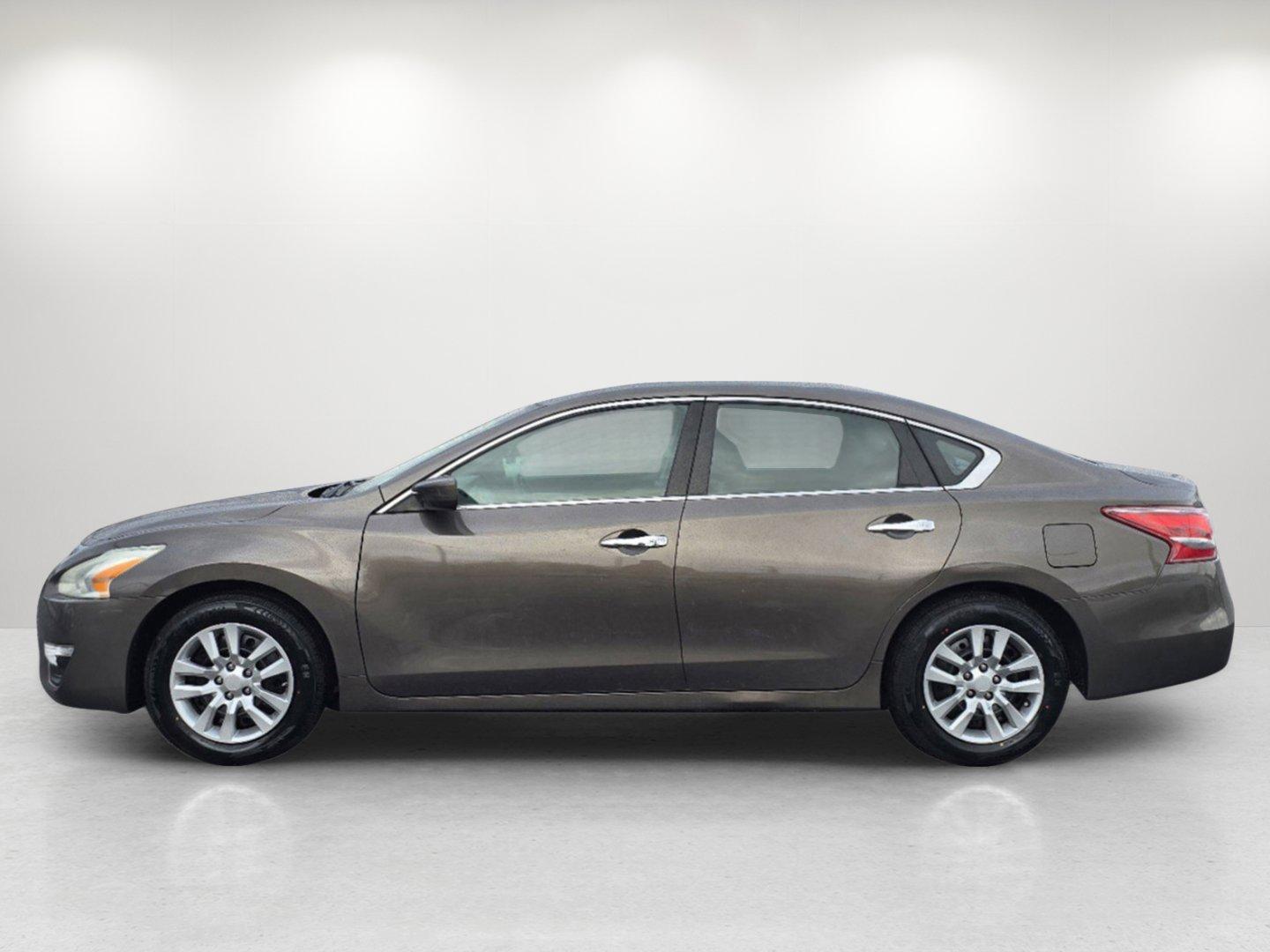 2013 /Charcoal Nissan Altima 2.5 S (1N4AL3AP0DC) with an Gas I4 2.5L/152 engine, 1-Speed Continuously Variable Ratio transmission, located at 1430 Gateway Drive, Opelika, AL, 36801, (334) 239-0944, 32.637871, -85.409790 - 2013 Nissan Altima 2.5 S - Photo#7