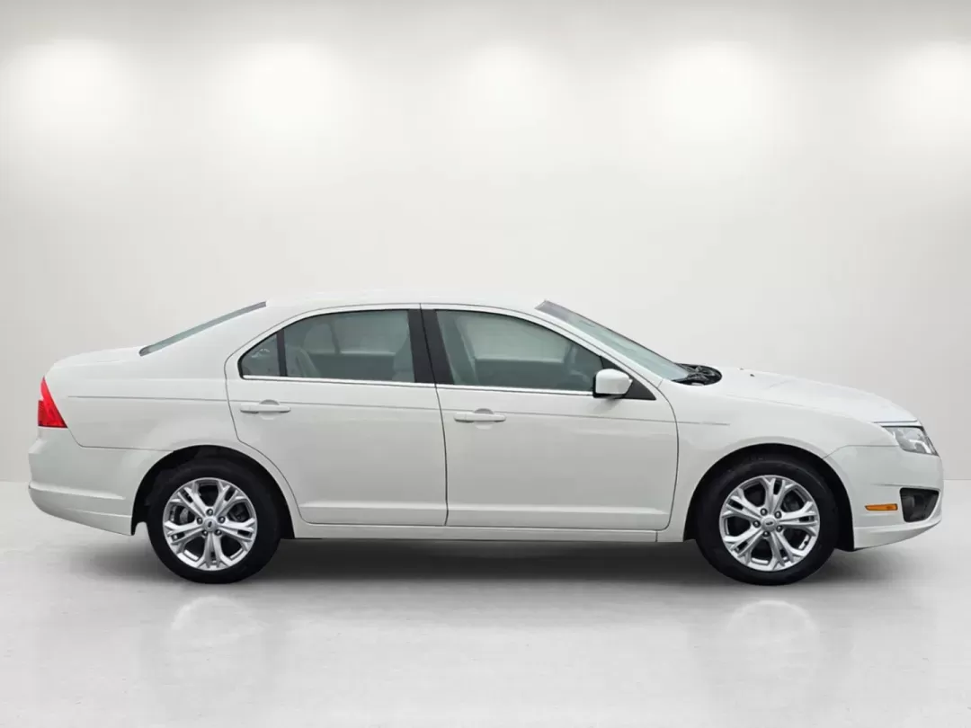2012 Ford Fusion SE (3FAHP0HA7CR) with an Gas I4 2.5L/152 engine, 6-Speed Automatic transmission, located at 521 Old Farm Lane Rd, Prattville, AL, 36066, (334) 325-1505, 32.482460, -86.416367 - 2012 Ford Fusion SE - Photo#4