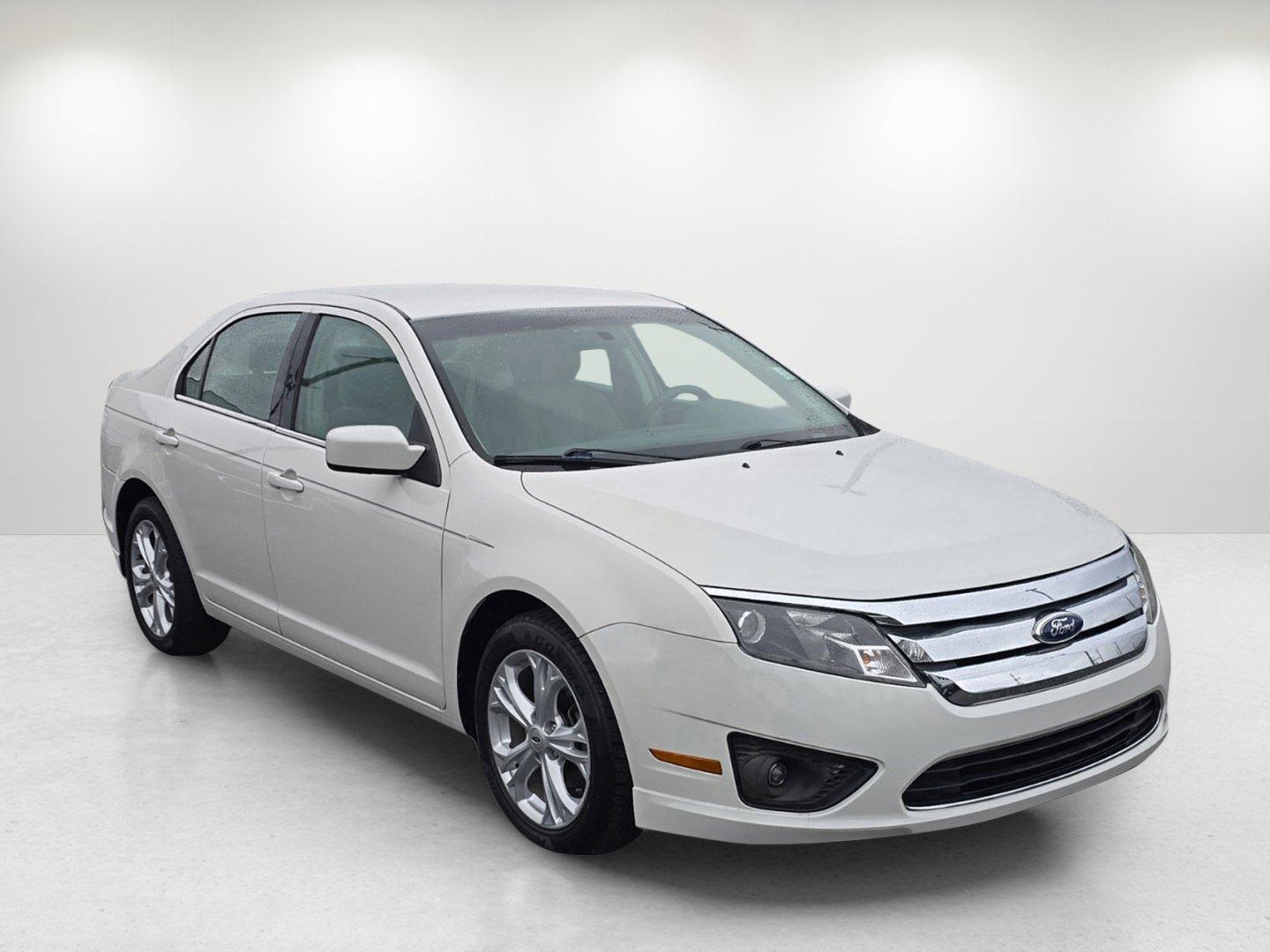 2012 Ford Fusion SE (3FAHP0HA7CR) with an Gas I4 2.5L/152 engine, 6-Speed Automatic transmission, located at 1430 Gateway Drive, Opelika, AL, 36801, (334) 239-0944, 32.637871, -85.409790 - 2012 Ford Fusion SE - Photo#2