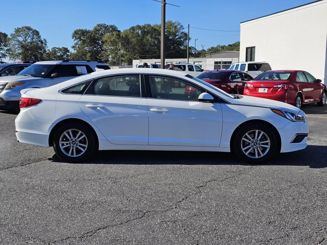 2016 /Gray Hyundai Sonata 2.4L SE (5NPE24AF6GH) with an Other engine, located at 3959 U.S. 80 W, Phenix City, AL, 36870, (334) 297-4885, 32.469296, -85.135185 - **Experience Life on the Road in Style with This 2016 Hyundai Sonata**<br /> <br /> Are you searching for the perfect sedan that combines reliability, style, and affordability? Look no further than this stunning 2016 Hyundai Sonata, available now at Gils Auto in Phenix City, AL. This vehicle is idea - Photo#3