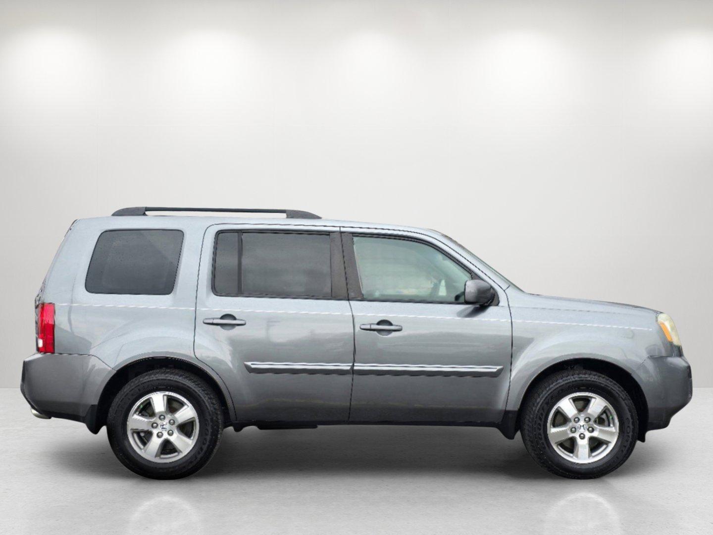 2009 Honda Pilot EX (5FNYF38419B) with an Gas V6 3.5L/212 engine, 5-Speed Automatic w/OD transmission, located at 1430 Gateway Drive, Opelika, AL, 36801, (334) 239-0944, 32.637871, -85.409790 - 2009 Honda Pilot EX - Photo#3