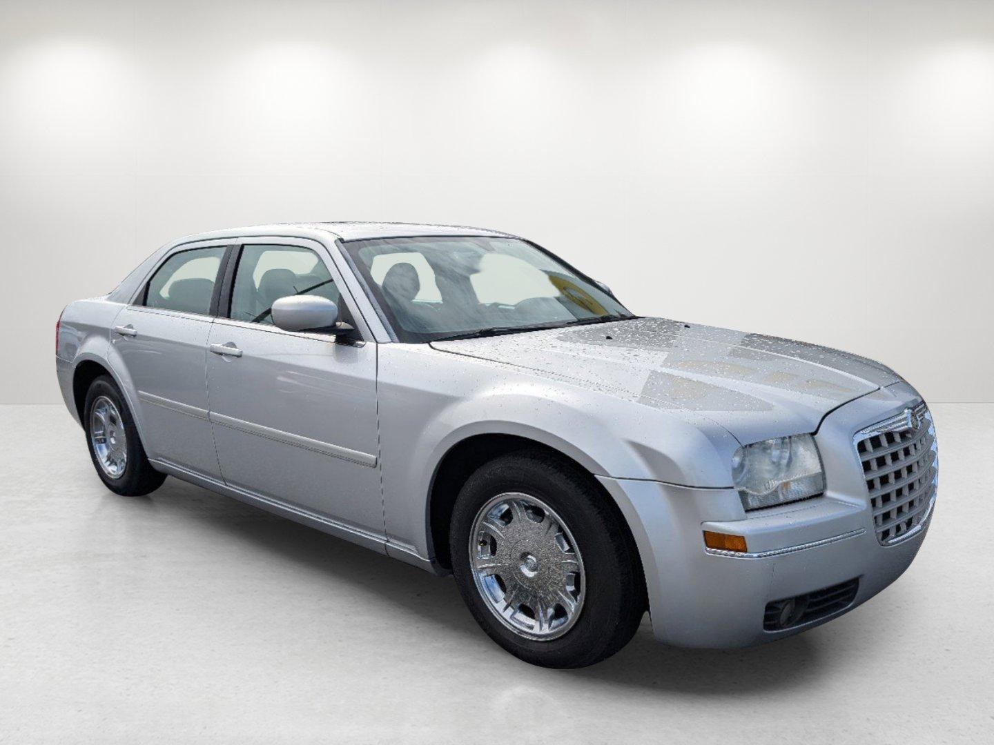 2005 Chrysler 300 300 Touring (2C3JA53G65H) with an Gas V6 3.5L/215 engine, 4-Speed Automatic transmission, located at 1430 Gateway Drive, Opelika, AL, 36801, (334) 239-0944, 32.637871, -85.409790 - 2005 Chrysler 300 300 Touring - Photo#2