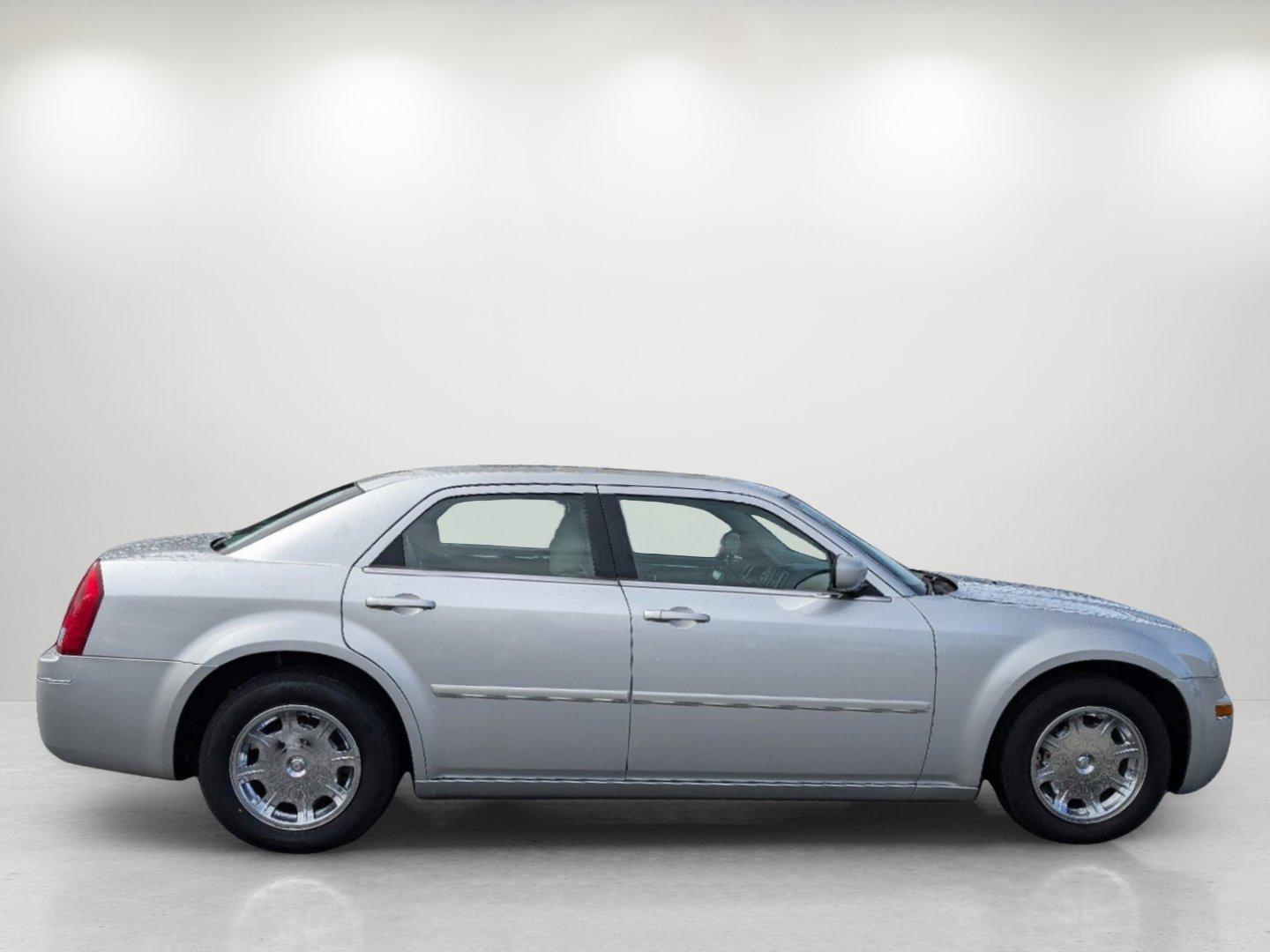 2005 Chrysler 300 300 Touring (2C3JA53G65H) with an Gas V6 3.5L/215 engine, 4-Speed Automatic transmission, located at 1430 Gateway Drive, Opelika, AL, 36801, (334) 239-0944, 32.637871, -85.409790 - 2005 Chrysler 300 300 Touring - Photo#3