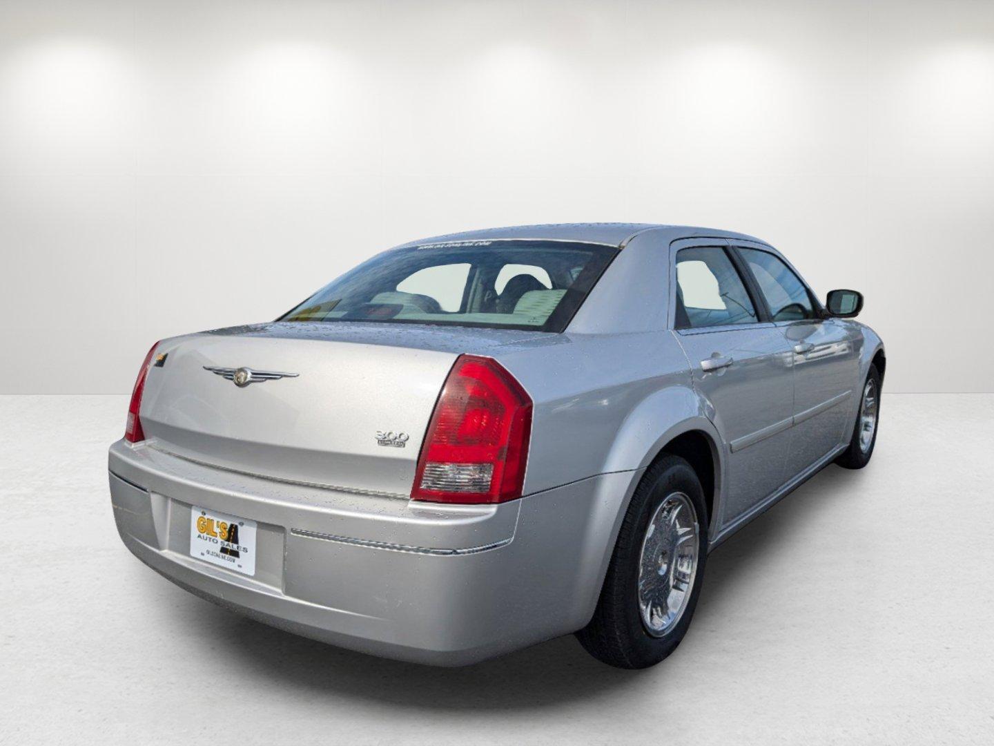 2005 Chrysler 300 300 Touring (2C3JA53G65H) with an Gas V6 3.5L/215 engine, 4-Speed Automatic transmission, located at 1430 Gateway Drive, Opelika, AL, 36801, (334) 239-0944, 32.637871, -85.409790 - 2005 Chrysler 300 300 Touring - Photo#4