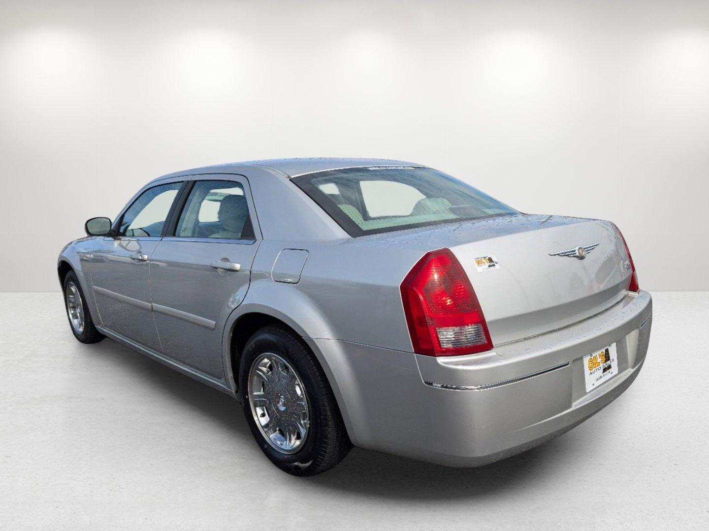 2005 Chrysler 300 300 Touring (2C3JA53G65H) with an Gas V6 3.5L/215 engine, 4-Speed Automatic transmission, located at 1430 Gateway Drive, Opelika, AL, 36801, (334) 239-0944, 32.637871, -85.409790 - 2005 Chrysler 300 300 Touring - Photo#6