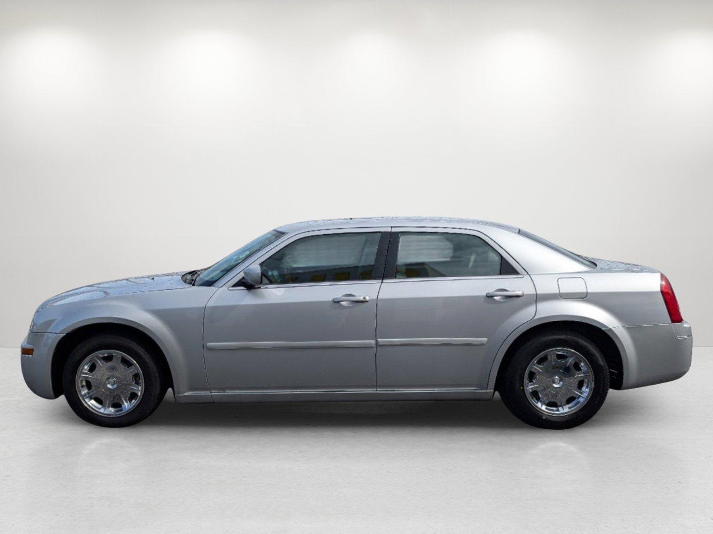 2005 Chrysler 300 300 Touring (2C3JA53G65H) with an Gas V6 3.5L/215 engine, 4-Speed Automatic transmission, located at 1430 Gateway Drive, Opelika, AL, 36801, (334) 239-0944, 32.637871, -85.409790 - 2005 Chrysler 300 300 Touring - Photo#7