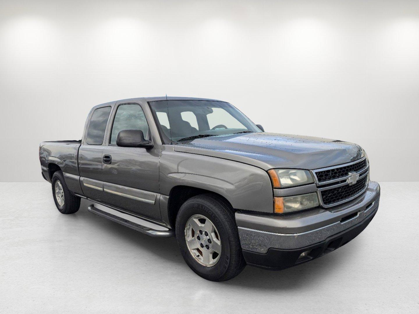 2007 /Dark Charcoal Chevrolet Silverado 1500 Classic LT1 (1GCEC19Z47Z) with an Gas/Ethanol V8 5.3L/325 engine, 4-Speed Automatic w/OD transmission, located at 7000 Northlake Connector, Columbus, GA, 31904, (706) 987-8085, 32.524975, -84.978134 - 2007 Chevrolet Silverado 1500 Classic LT1 - Photo#2