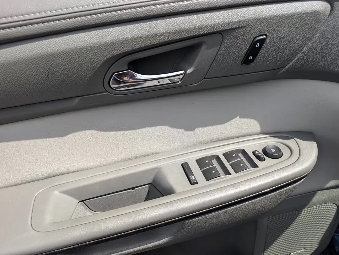 2015 /Light Titanium GMC Acadia SLT (1GKKRRKD0FJ) with an Gas V6 3.6L/220 engine, 6-Speed Automatic transmission, located at 3959 U.S. 80 W, Phenix City, AL, 36870, (334) 297-4885, 32.469296, -85.135185 - 2015 GMC Acadia SLT - Photo#8