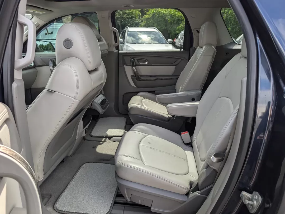 2015 /Light Titanium GMC Acadia SLT (1GKKRRKD0FJ) with an Gas V6 3.6L/220 engine, 6-Speed Automatic transmission, located at 3959 U.S. 80 W, Phenix City, AL, 36870, (334) 297-4885, 32.469296, -85.135185 - 2015 GMC Acadia SLT - Photo#10