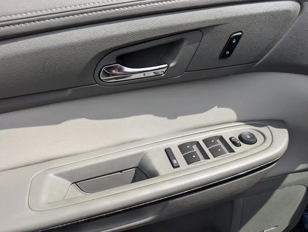 2015 /Light Titanium GMC Acadia SLT (1GKKRRKD0FJ) with an Gas V6 3.6L/220 engine, 6-Speed Automatic transmission, located at 521 Old Farm Lane Rd, Prattville, AL, 36066, (334) 325-1505, 32.482460, -86.416367 - 2015 GMC Acadia SLT - Photo#10
