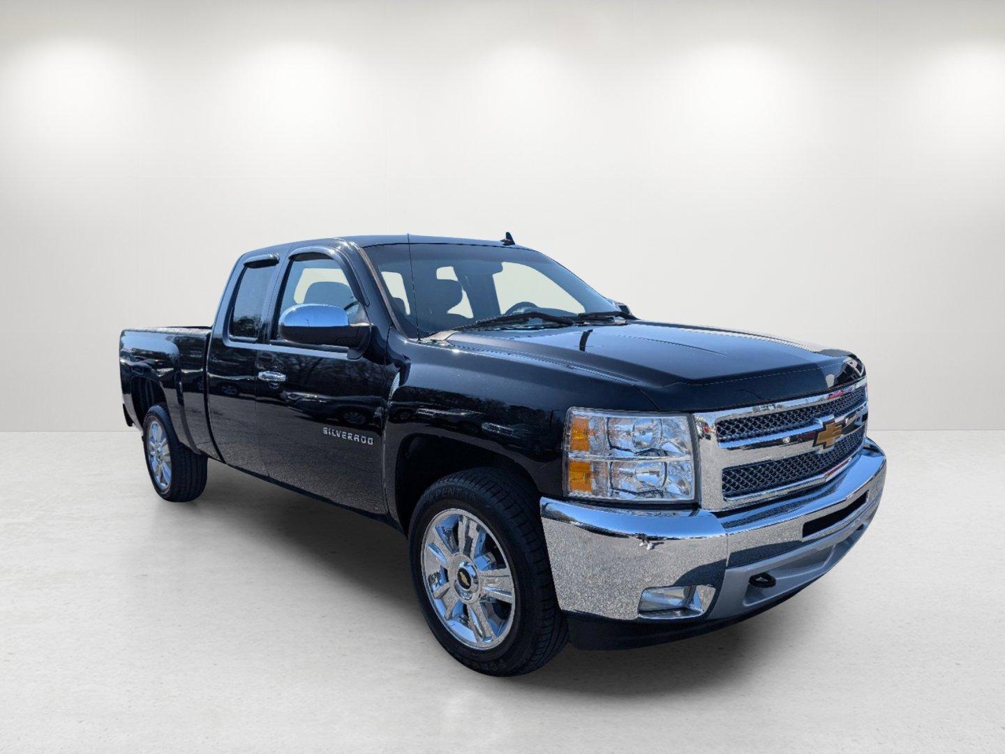 2013 /Ebony Chevrolet Silverado 1500 LT (1GCRKSE72DZ) with an Gas/Ethanol V8 5.3L/323 engine, 6-Speed Automatic transmission, located at 1430 Gateway Drive, Opelika, AL, 36801, (334) 239-0944, 32.637871, -85.409790 - 2013 Chevrolet Silverado 1500 LT - Photo#2