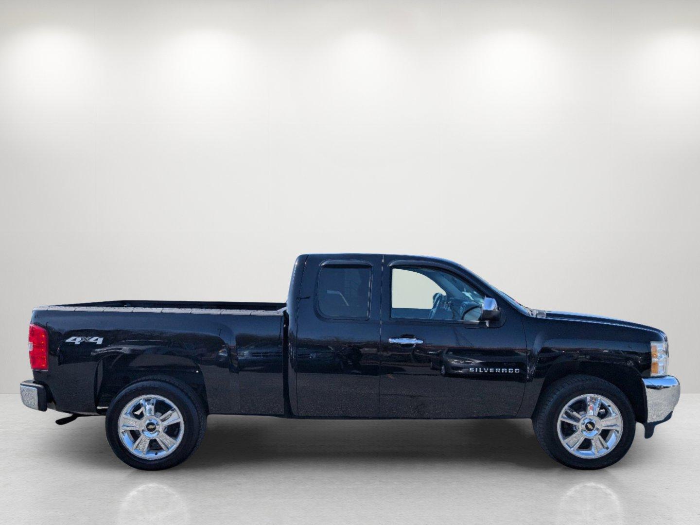 2013 /Ebony Chevrolet Silverado 1500 LT (1GCRKSE72DZ) with an Gas/Ethanol V8 5.3L/323 engine, 6-Speed Automatic transmission, located at 1430 Gateway Drive, Opelika, AL, 36801, (334) 239-0944, 32.637871, -85.409790 - 2013 Chevrolet Silverado 1500 LT - Photo#3