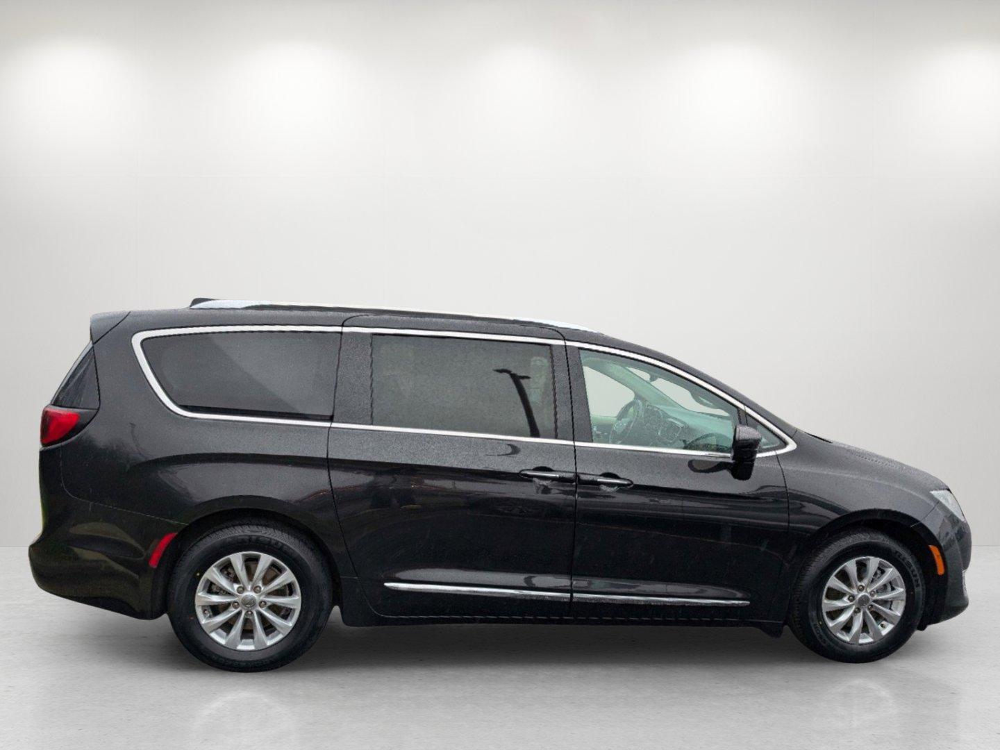 2019 /Black/Alloy Chrysler Pacifica Touring L (2C4RC1BG7KR) with an Regular Unleaded V-6 3.6 L/220 engine, 9-Speed Automatic w/OD transmission, located at 7000 Northlake Connector, Columbus, GA, 31904, (706) 987-8085, 32.524975, -84.978134 - 2019 Chrysler Pacifica Touring L - Photo#3