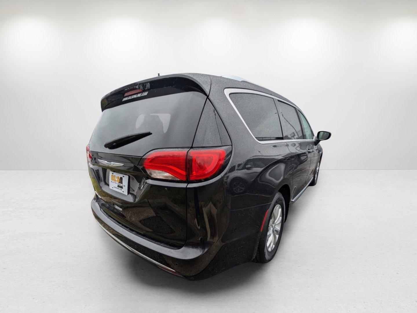 2019 /Black/Alloy Chrysler Pacifica Touring L (2C4RC1BG7KR) with an Regular Unleaded V-6 3.6 L/220 engine, 9-Speed Automatic w/OD transmission, located at 7000 Northlake Connector, Columbus, GA, 31904, (706) 987-8085, 32.524975, -84.978134 - 2019 Chrysler Pacifica Touring L - Photo#4