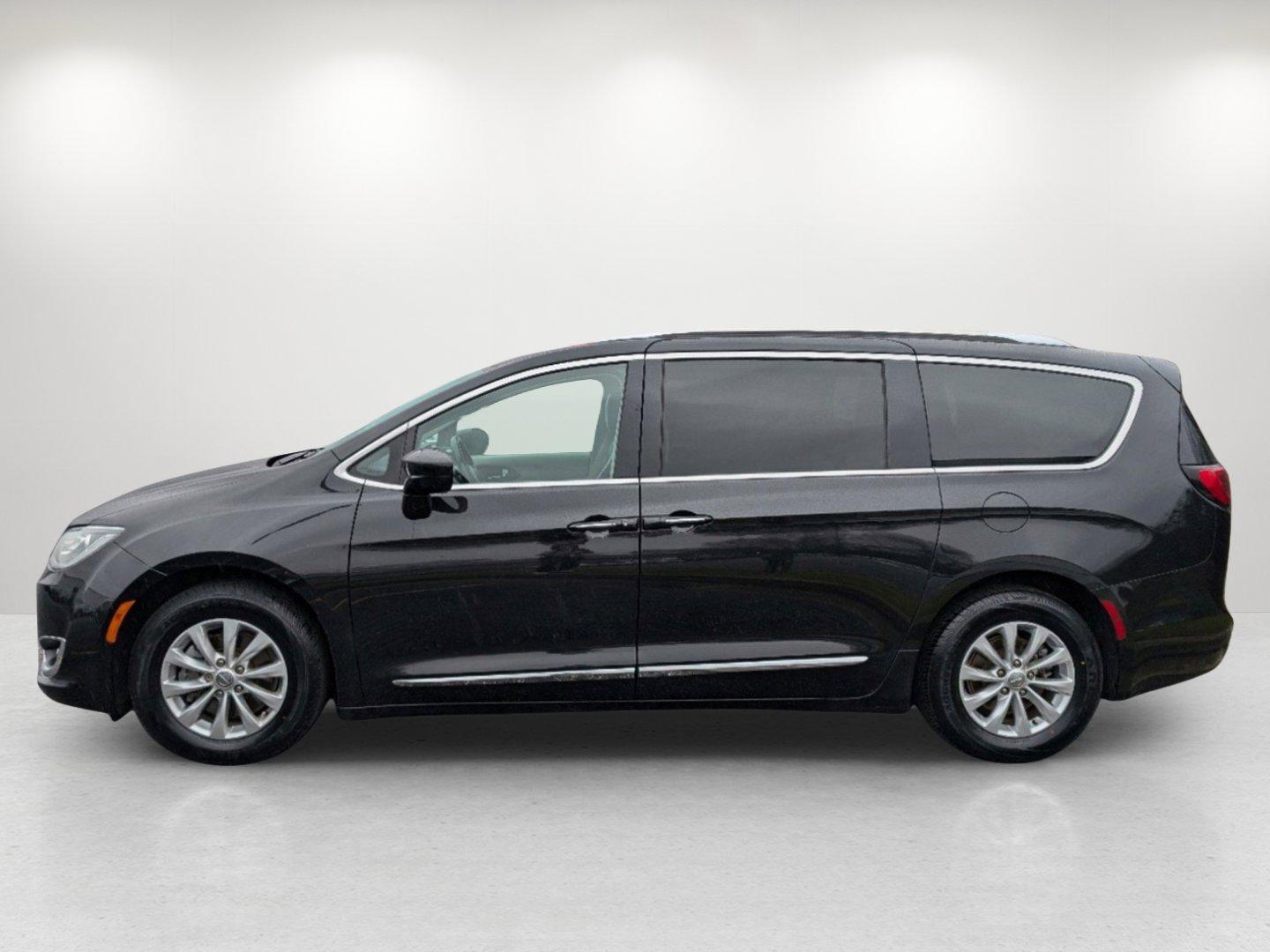 2019 /Black/Alloy Chrysler Pacifica Touring L (2C4RC1BG7KR) with an Regular Unleaded V-6 3.6 L/220 engine, 9-Speed Automatic w/OD transmission, located at 7000 Northlake Connector, Columbus, GA, 31904, (706) 987-8085, 32.524975, -84.978134 - 2019 Chrysler Pacifica Touring L - Photo#7