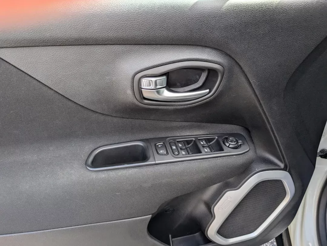 2018 /Black Jeep Renegade Latitude (ZACCJABB9JP) with an Regular Unleaded I-4 2.4 L/144 engine, 9-Speed Automatic w/OD transmission, located at 7000 Northlake Connector, Columbus, GA, 31904, (706) 987-8085, 32.524975, -84.978134 - 2018 Jeep Renegade Latitude - Photo#8