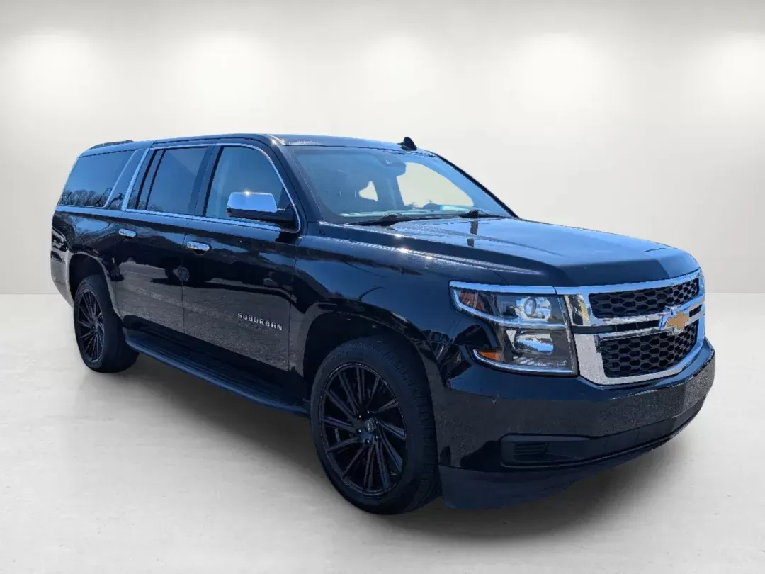 2019 /Cocoa/Dune Chevrolet Suburban LT (1GNSCHKC9KR) with an Gas/Ethanol V8 5.3L/ engine, 6-Speed Automatic transmission, located at 7000 Northlake Connector, Columbus, GA, 31904, (706) 987-8085, 32.524975, -84.978134 - 2019 Chevrolet Suburban LT - Photo#2