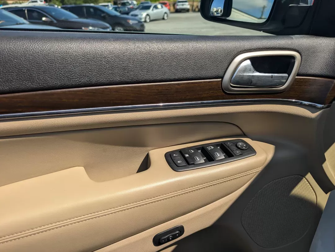 2015 /Lt Frost Beige/Black Jeep Grand Cherokee Limited (1C4RJEBG9FC) with an Other engine, located at 5115 14th Ave., Columbus, GA, 31904, (706) 323-0345, 32.511494, -84.971046 - **Adventure Awaits with this 2015 Jeep Grand Cherokee Limited!** <br /> <br /> Are you ready to elevate your driving experience? This stunning 2015 Jeep Grand Cherokee Limited is perfect for families, weekend adventurers, or anyone seeking a reliable vehicle for daily commutes. Whether you're naviga - Photo#8