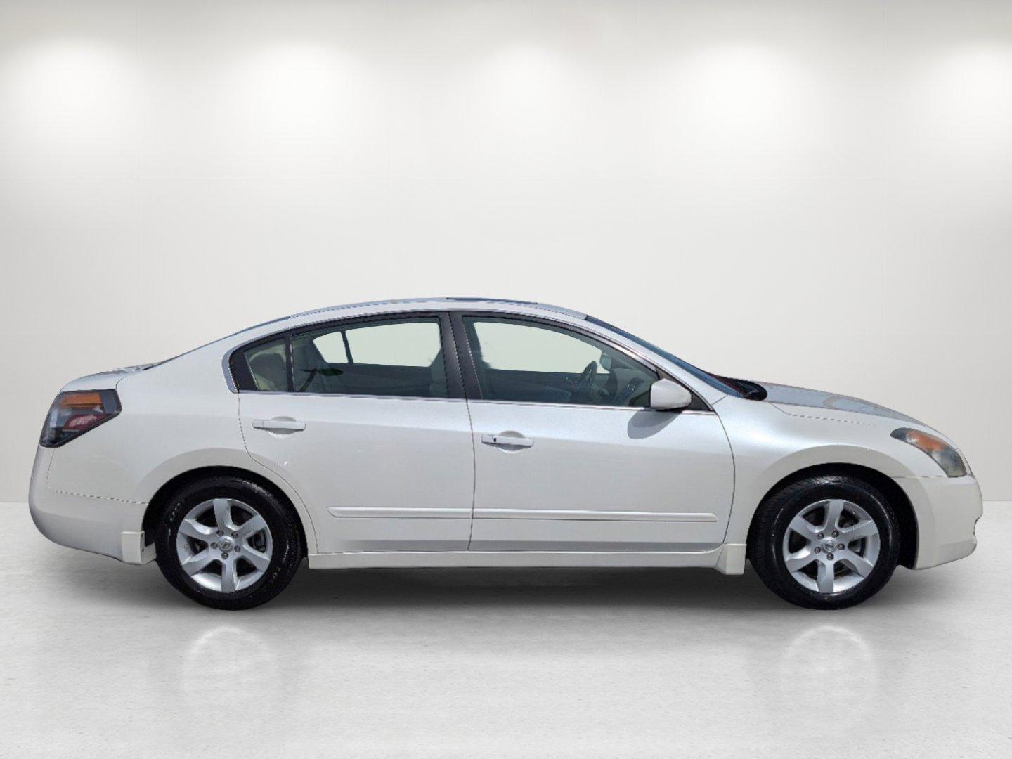 2009 /Blonde Nissan Altima 2.5 SL (1N4AL21EX9N) with an Gas I4 2.5L/ engine, 1-Speed Continuously Variable transmission, located at 3959 U.S. 80 W, Phenix City, AL, 36870, (334) 297-4885, 32.469296, -85.135185 - 2009 Nissan Altima 2.5 SL - Photo#3