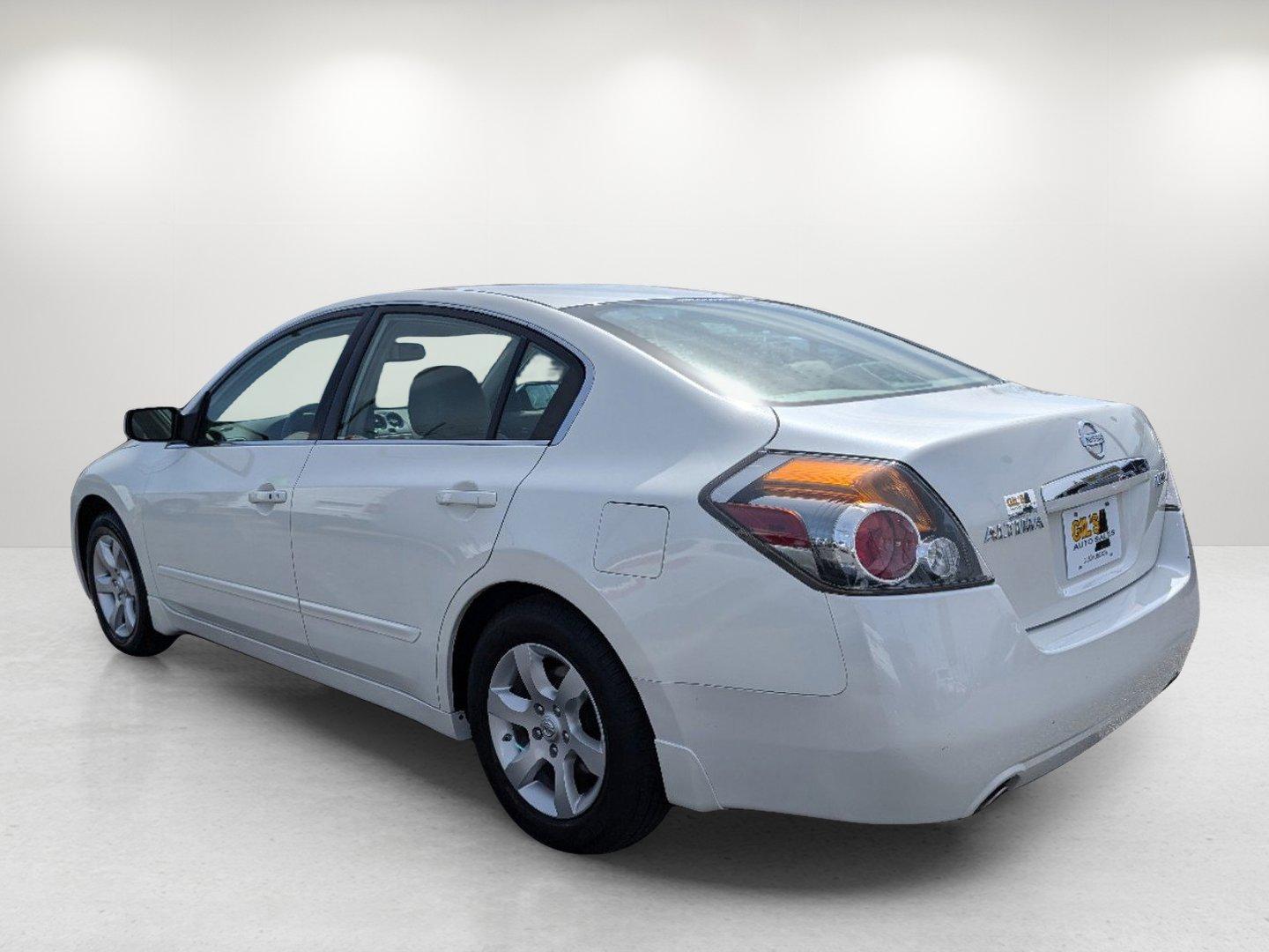 2009 /Blonde Nissan Altima 2.5 SL (1N4AL21EX9N) with an Gas I4 2.5L/ engine, 1-Speed Continuously Variable transmission, located at 3959 U.S. 80 W, Phenix City, AL, 36870, (334) 297-4885, 32.469296, -85.135185 - 2009 Nissan Altima 2.5 SL - Photo#6