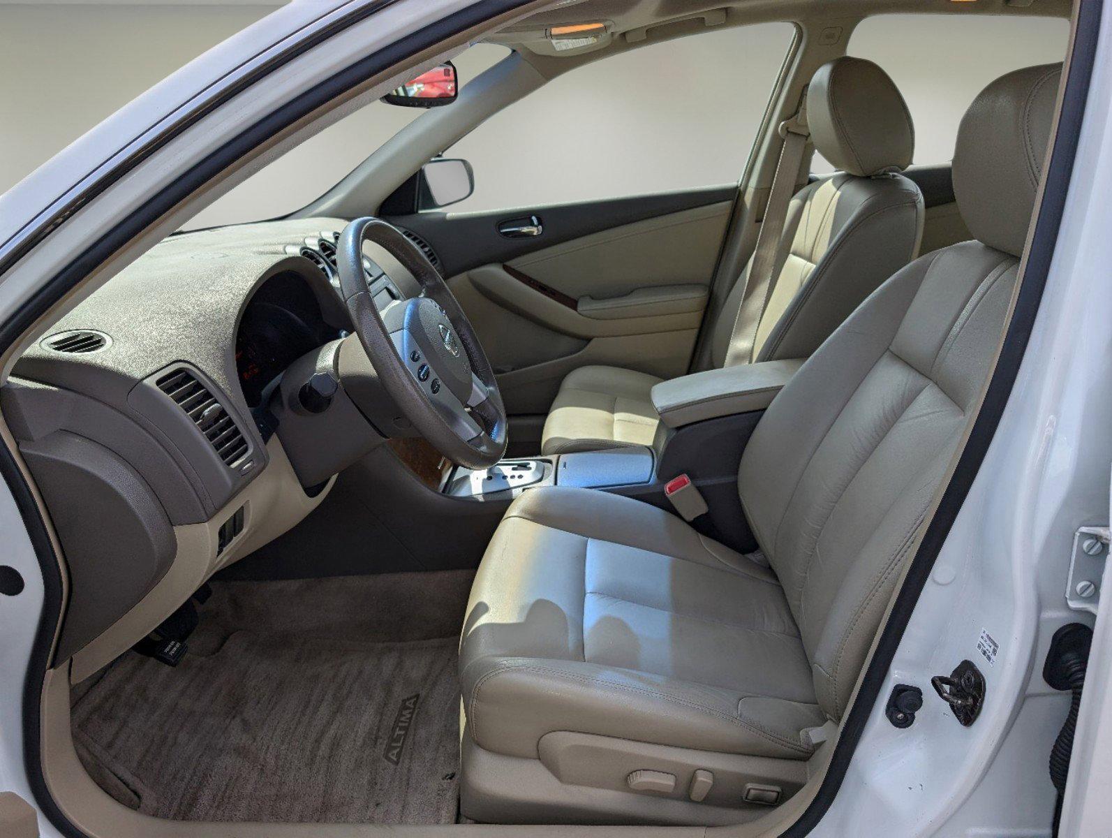 2009 /Blonde Nissan Altima 2.5 SL (1N4AL21EX9N) with an Gas I4 2.5L/ engine, 1-Speed Continuously Variable transmission, located at 3959 U.S. 80 W, Phenix City, AL, 36870, (334) 297-4885, 32.469296, -85.135185 - 2009 Nissan Altima 2.5 SL - Photo#9