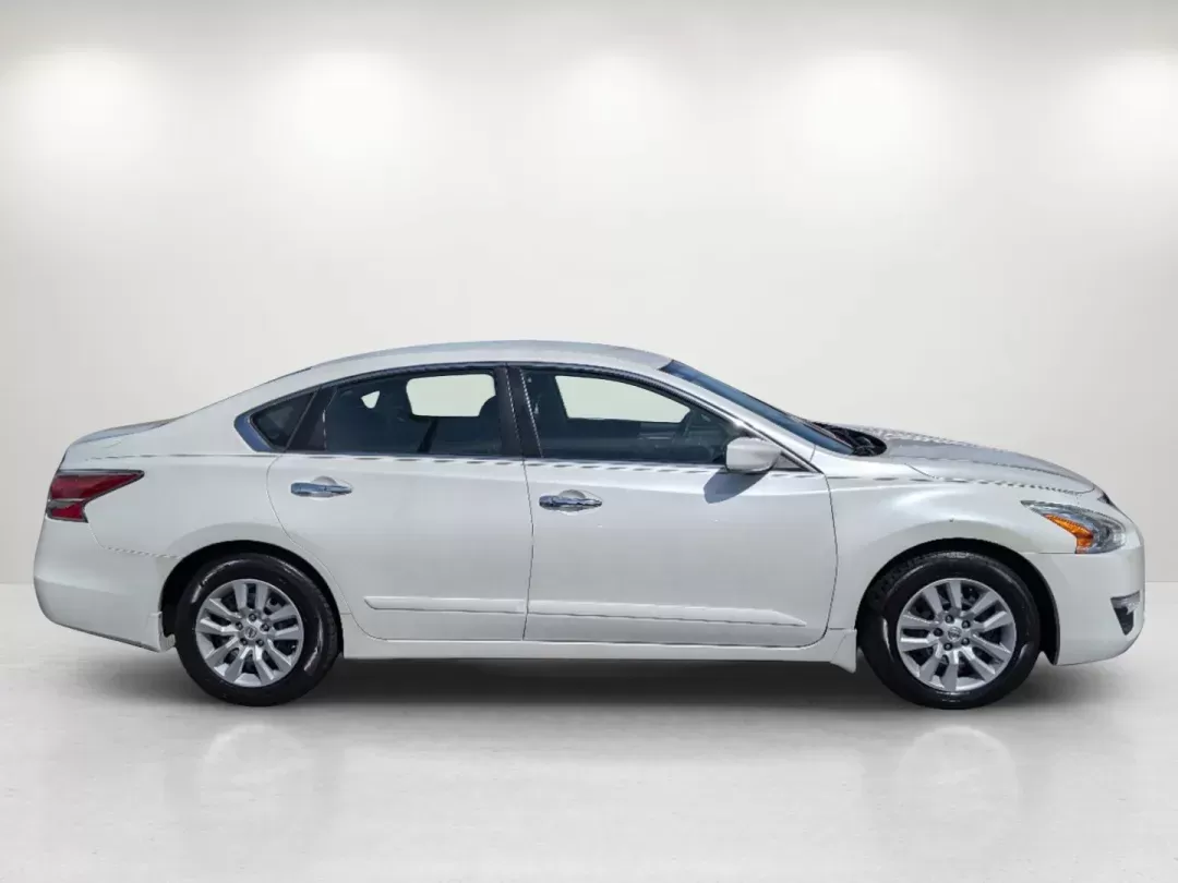 2015 /Charcoal Nissan Altima 2.5 S (1N4AL3AP8FC) with an Regular Unleaded I-4 2.5 L/152 engine, 1-Speed CVT w/OD transmission, located at 1430 Gateway Drive, Opelika, AL, 36801, (334) 239-0944, 32.637871, -85.409790 - 2015 Nissan Altima 2.5 S - Photo#5