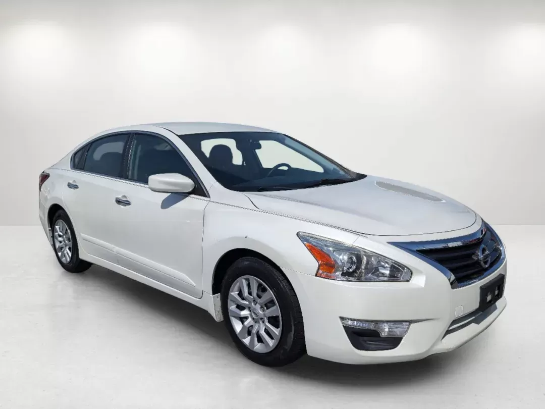2015 /Charcoal Nissan Altima 2.5 S (1N4AL3AP8FC) with an Regular Unleaded I-4 2.5 L/152 engine, 1-Speed CVT w/OD transmission, located at 1430 Gateway Drive, Opelika, AL, 36801, (334) 239-0944, 32.637871, -85.409790 - 2015 Nissan Altima 2.5 S - Photo#6