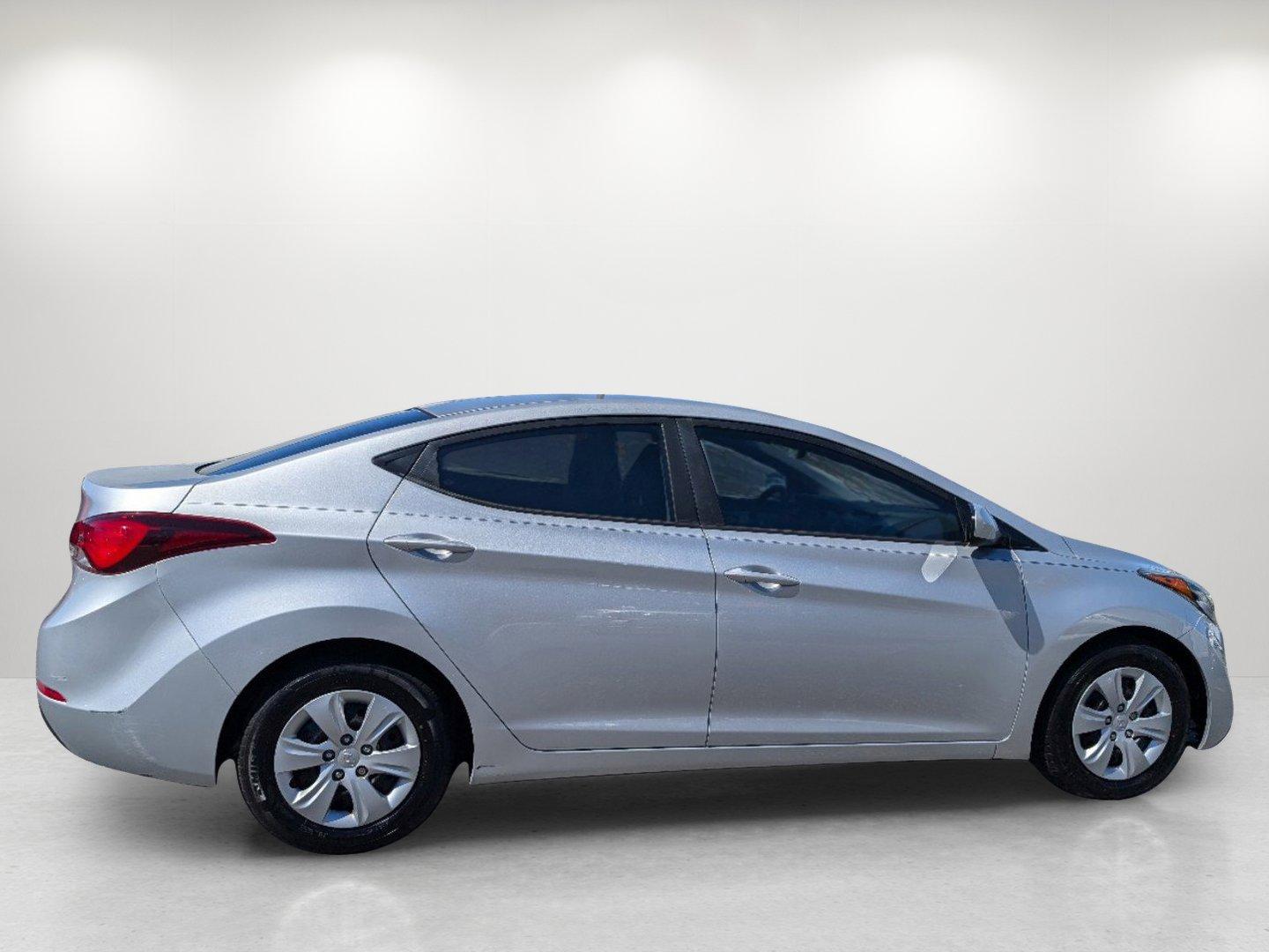 2016 /Gray Hyundai Elantra SE (5NPDH4AE1GH) with an Regular Unleaded I-4 1.8 L/110 engine, 6-Speed Automatic w/OD transmission, located at 521 Old Farm Lane Rd, Prattville, AL, 36066, (334) 325-1505, 32.482460, -86.416367 - 2016 Hyundai Elantra SE - Photo#3