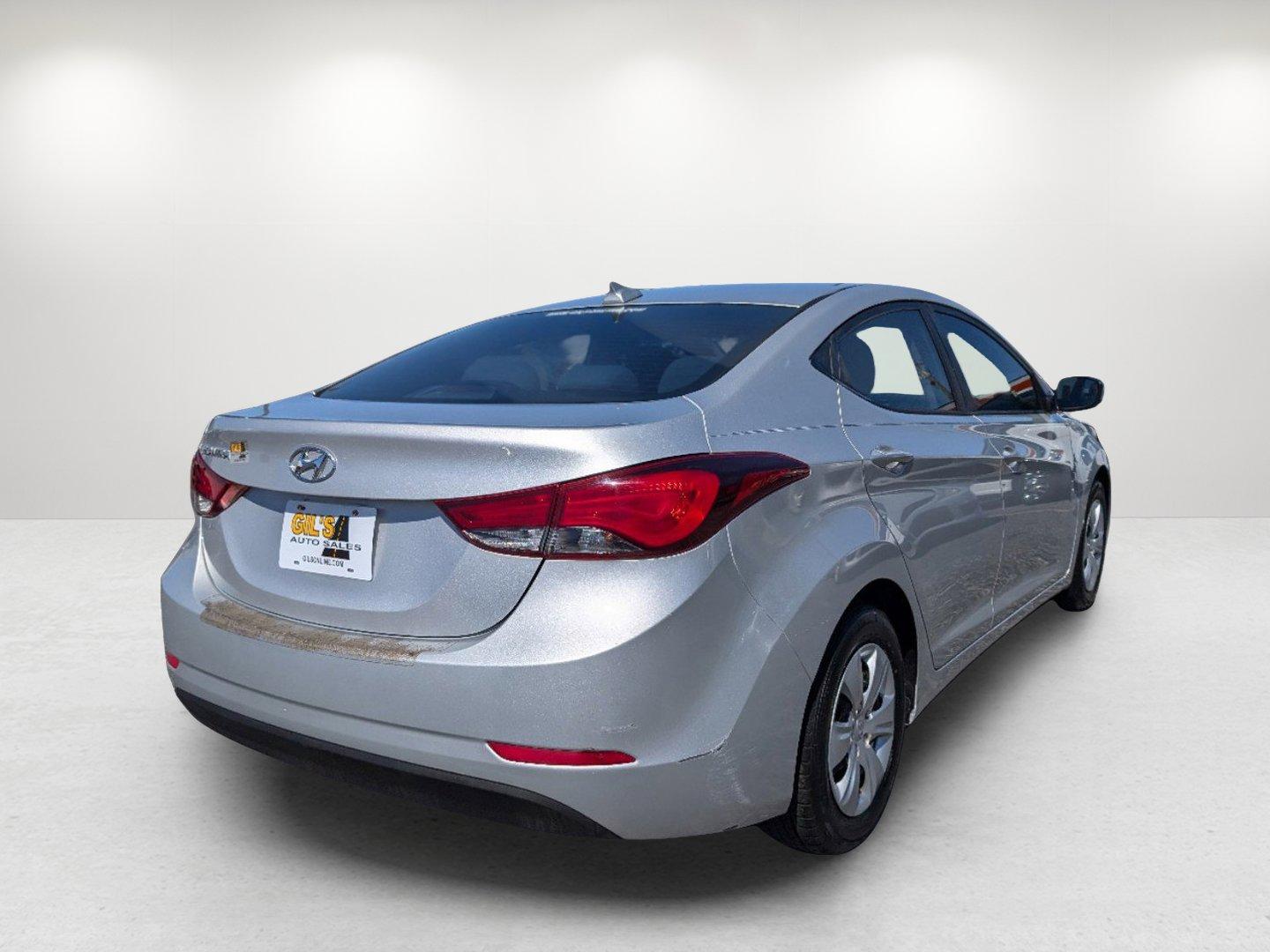 2016 /Gray Hyundai Elantra SE (5NPDH4AE1GH) with an Regular Unleaded I-4 1.8 L/110 engine, 6-Speed Automatic w/OD transmission, located at 521 Old Farm Lane Rd, Prattville, AL, 36066, (334) 325-1505, 32.482460, -86.416367 - 2016 Hyundai Elantra SE - Photo#4