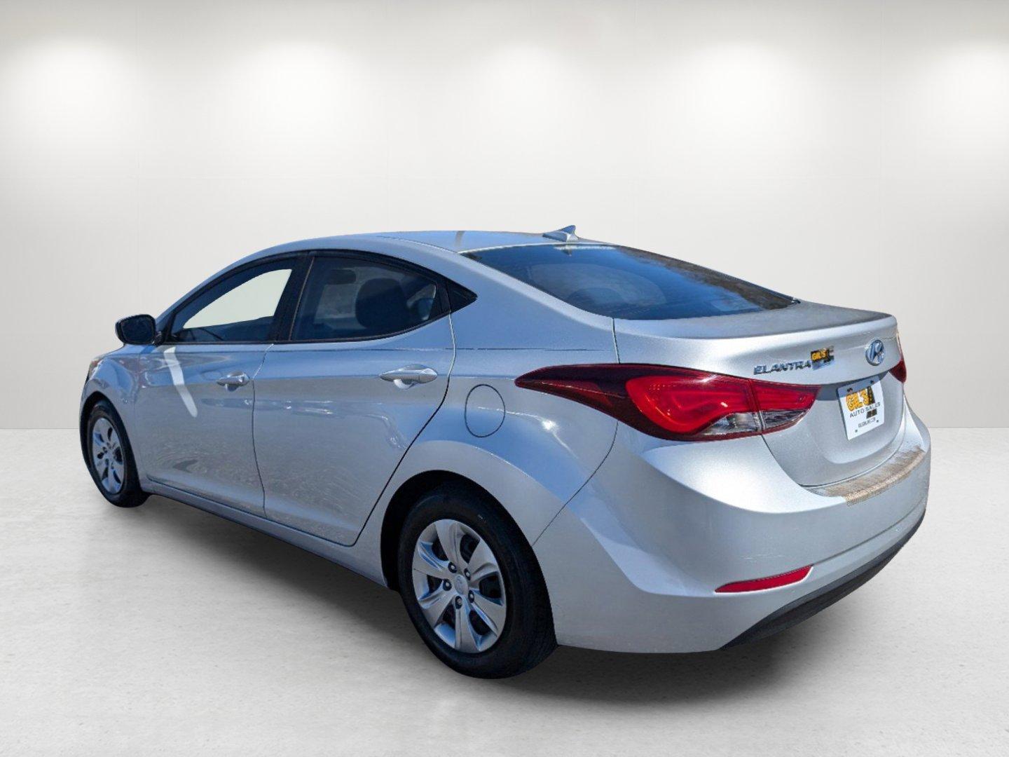 2016 /Gray Hyundai Elantra SE (5NPDH4AE1GH) with an Regular Unleaded I-4 1.8 L/110 engine, 6-Speed Automatic w/OD transmission, located at 521 Old Farm Lane Rd, Prattville, AL, 36066, (334) 325-1505, 32.482460, -86.416367 - 2016 Hyundai Elantra SE - Photo#6