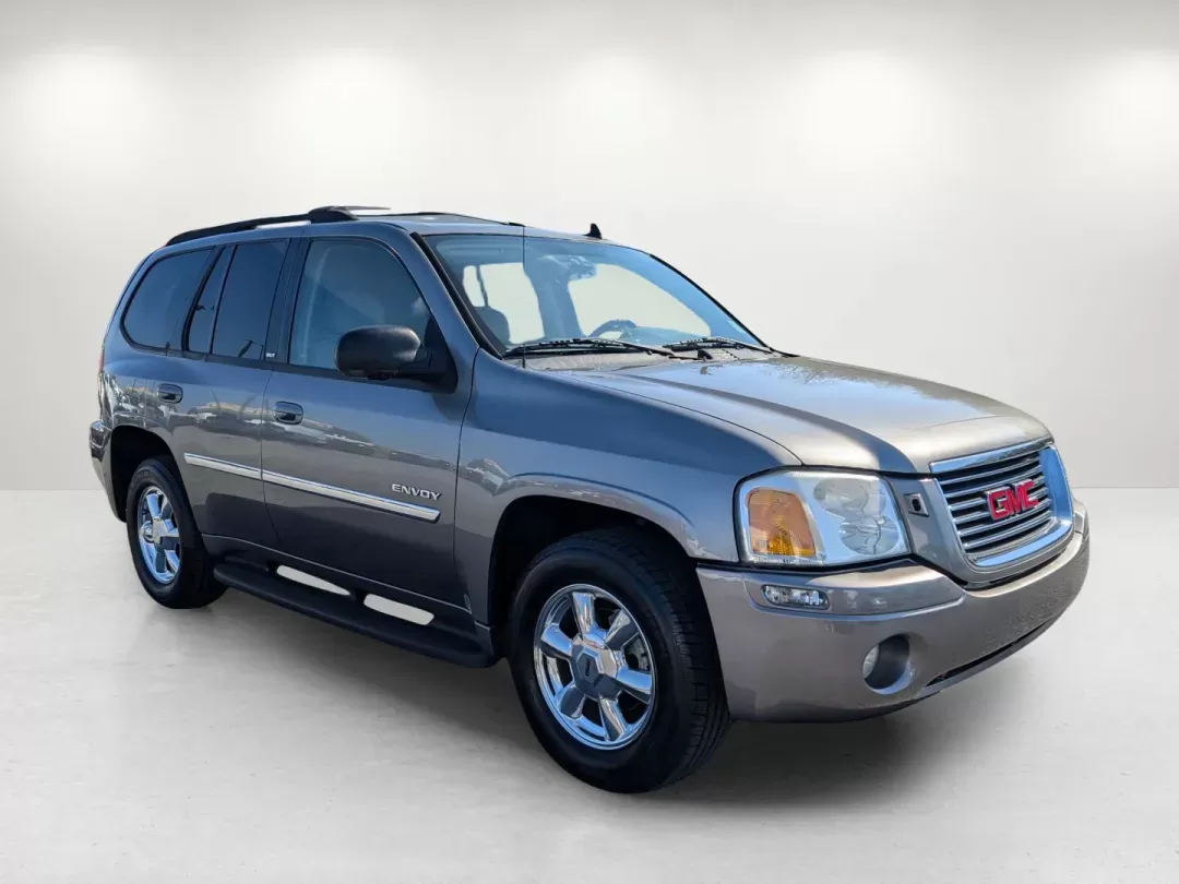 2006 /Light Gray GMC Envoy SLT (1GKDS13S662) with an Gas I6 4.2L/254 engine, 4-Speed Automatic w/OD transmission, located at 1430 Gateway Drive, Opelika, AL, 36801, (334) 239-0944, 32.637871, -85.409790 - 2006 GMC Envoy SLT - Photo#2