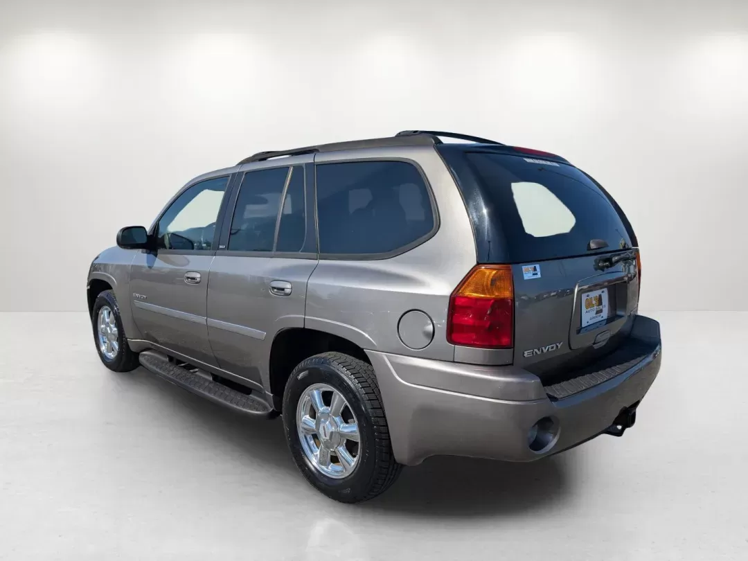 2006 /Light Gray GMC Envoy SLT (1GKDS13S662) with an Gas I6 4.2L/254 engine, 4-Speed Automatic w/OD transmission, located at 1430 Gateway Drive, Opelika, AL, 36801, (334) 239-0944, 32.637871, -85.409790 - 2006 GMC Envoy SLT - Photo#6