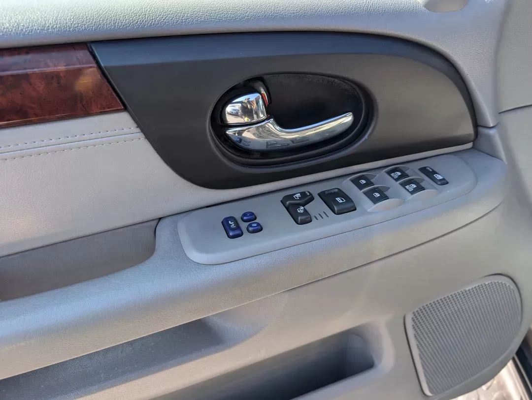 2006 /Light Gray GMC Envoy SLT (1GKDS13S662) with an Gas I6 4.2L/254 engine, 4-Speed Automatic w/OD transmission, located at 1430 Gateway Drive, Opelika, AL, 36801, (334) 239-0944, 32.637871, -85.409790 - 2006 GMC Envoy SLT - Photo#8