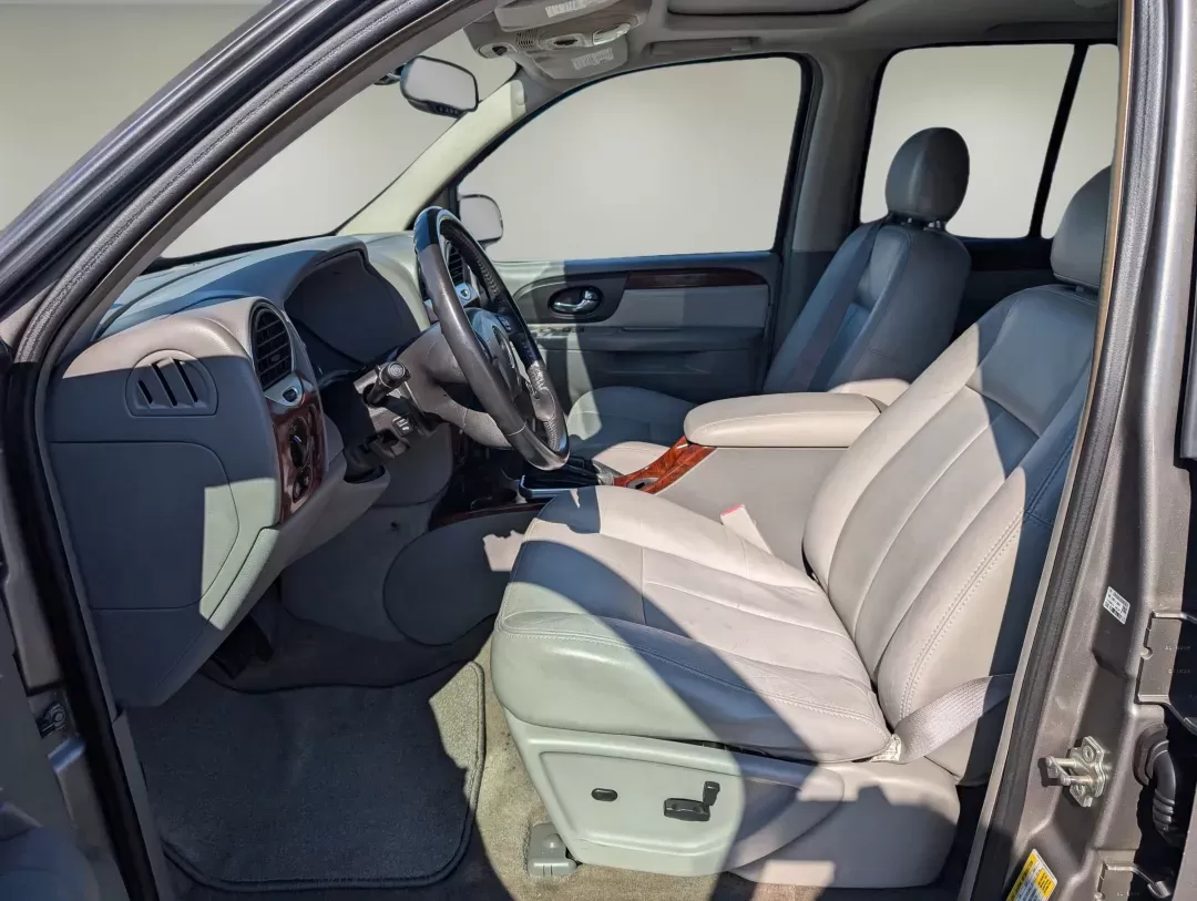 2006 /Light Gray GMC Envoy SLT (1GKDS13S662) with an Gas I6 4.2L/254 engine, 4-Speed Automatic w/OD transmission, located at 1430 Gateway Drive, Opelika, AL, 36801, (334) 239-0944, 32.637871, -85.409790 - 2006 GMC Envoy SLT - Photo#9