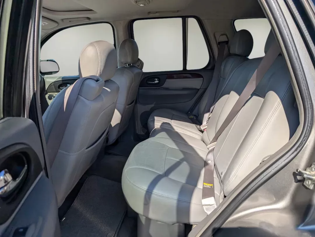 2006 /Light Gray GMC Envoy SLT (1GKDS13S662) with an Gas I6 4.2L/254 engine, 4-Speed Automatic w/OD transmission, located at 1430 Gateway Drive, Opelika, AL, 36801, (334) 239-0944, 32.637871, -85.409790 - 2006 GMC Envoy SLT - Photo#10