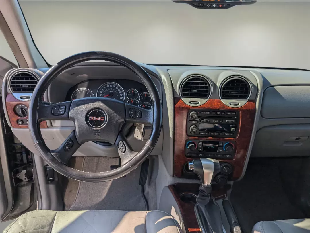 2006 /Light Gray GMC Envoy SLT (1GKDS13S662) with an Gas I6 4.2L/254 engine, 4-Speed Automatic w/OD transmission, located at 1430 Gateway Drive, Opelika, AL, 36801, (334) 239-0944, 32.637871, -85.409790 - 2006 GMC Envoy SLT - Photo#11