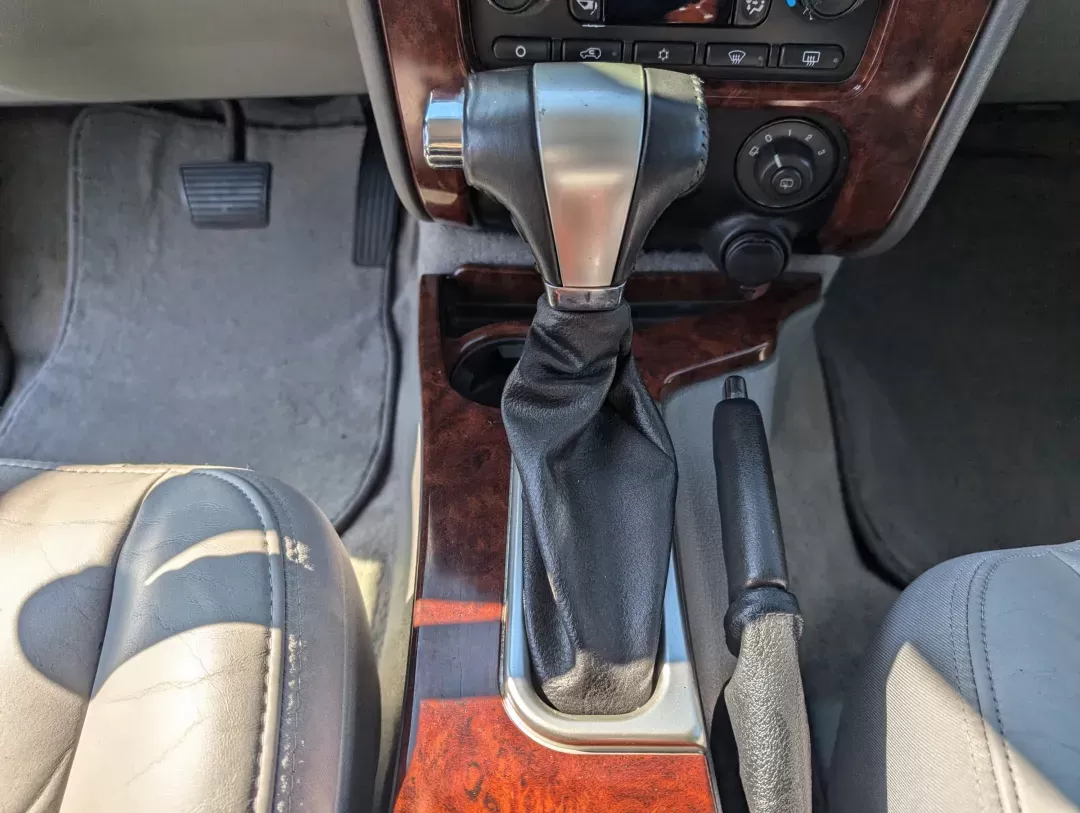2006 /Light Gray GMC Envoy SLT (1GKDS13S662) with an Gas I6 4.2L/254 engine, 4-Speed Automatic w/OD transmission, located at 1430 Gateway Drive, Opelika, AL, 36801, (334) 239-0944, 32.637871, -85.409790 - 2006 GMC Envoy SLT - Photo#13