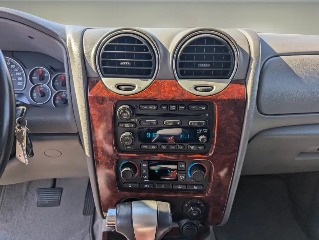 2006 /Light Gray GMC Envoy SLT (1GKDS13S662) with an Gas I6 4.2L/254 engine, 4-Speed Automatic w/OD transmission, located at 1430 Gateway Drive, Opelika, AL, 36801, (334) 239-0944, 32.637871, -85.409790 - 2006 GMC Envoy SLT - Photo#14