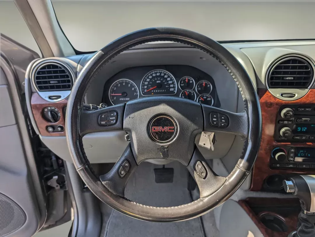 2006 /Light Gray GMC Envoy SLT (1GKDS13S662) with an Gas I6 4.2L/254 engine, 4-Speed Automatic w/OD transmission, located at 1430 Gateway Drive, Opelika, AL, 36801, (334) 239-0944, 32.637871, -85.409790 - 2006 GMC Envoy SLT - Photo#15