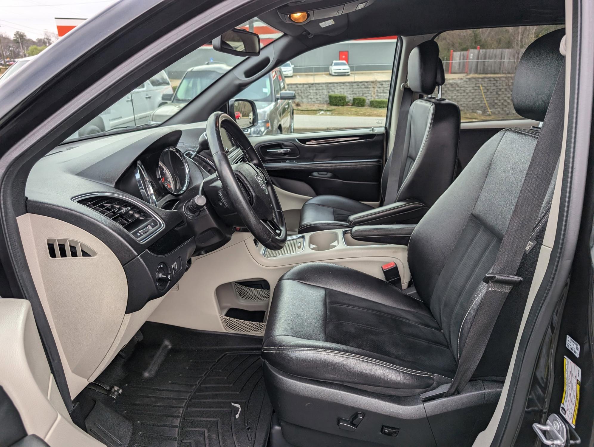 2018 /Black/Light Graystone Dodge Grand Caravan SXT (2C4RDGCG7JR) with an Regular Unleaded V-6 3.6 L/220 engine, 6-Speed Multi-Speed Automatic w/OD transmission, located at 7000 Northlake Connector, Columbus, GA, 31904, (706) 987-8085, 32.524975, -84.978134 - 2018 Dodge Grand Caravan SXT - Photo#9